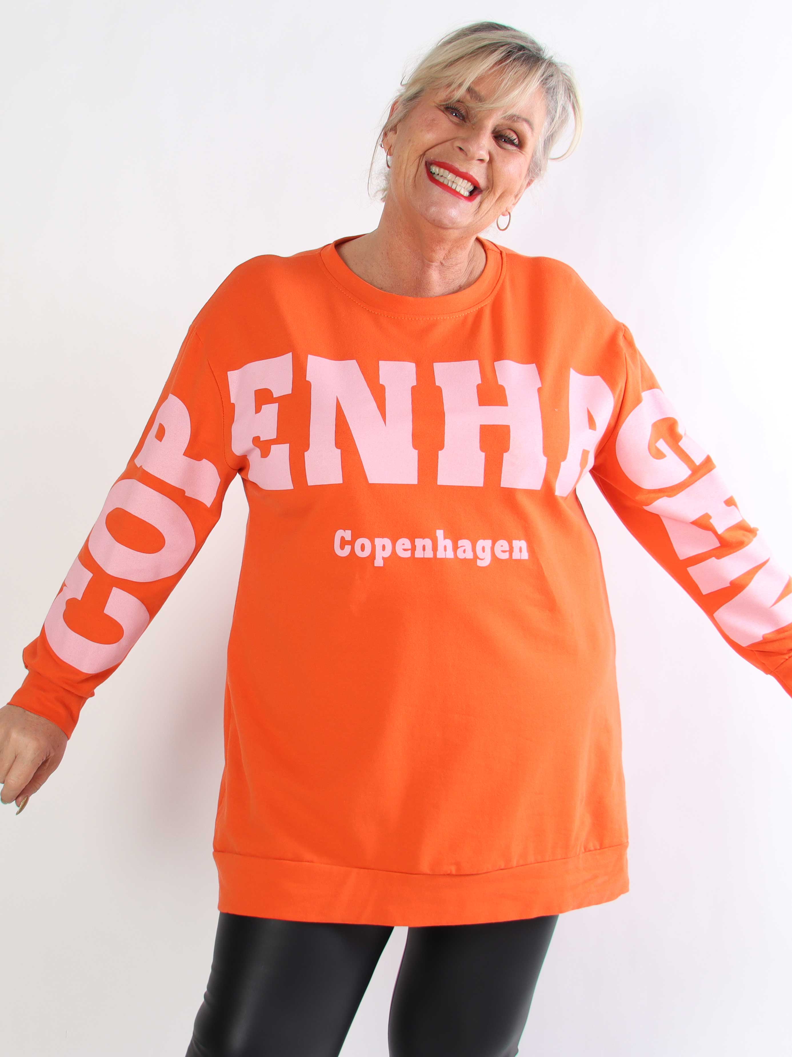 Claudine - Plus size joggingklänning i bomull med texten COPENHAGEN